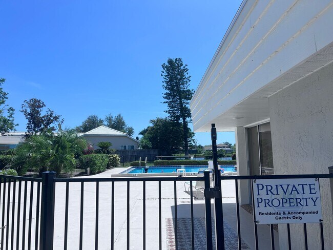 Building Photo - New Listing!
