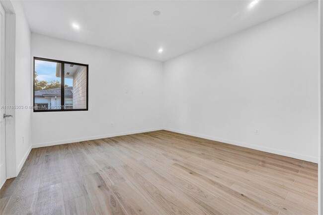 Building Photo - 6401 SW 84th St