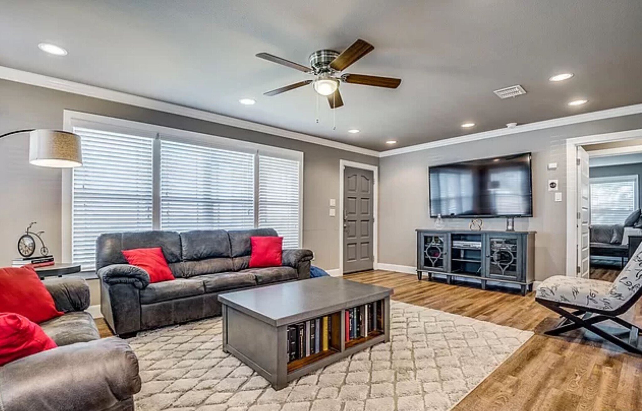 Building Photo - 730 S Mesquite Ave