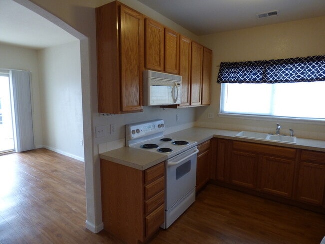 Building Photo - MUST SEE 2 Bed/2 Bath Condo in the Lakesho...