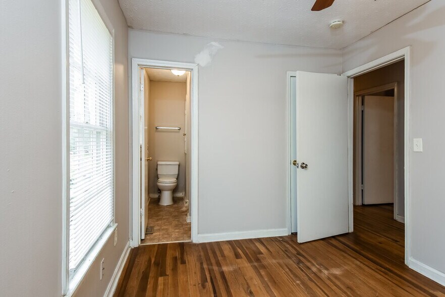 Building Photo - 3996 King Dr
