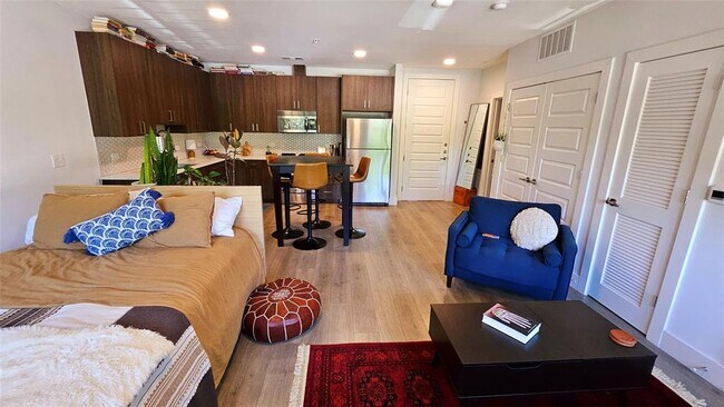 Building Photo - 2213 Poquito St