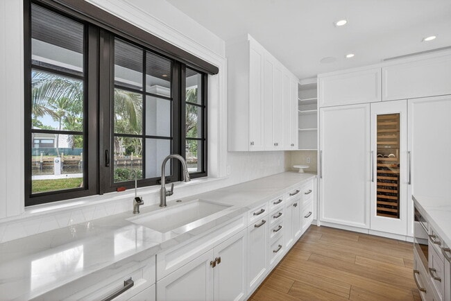 Building Photo - 400 Mola Ave