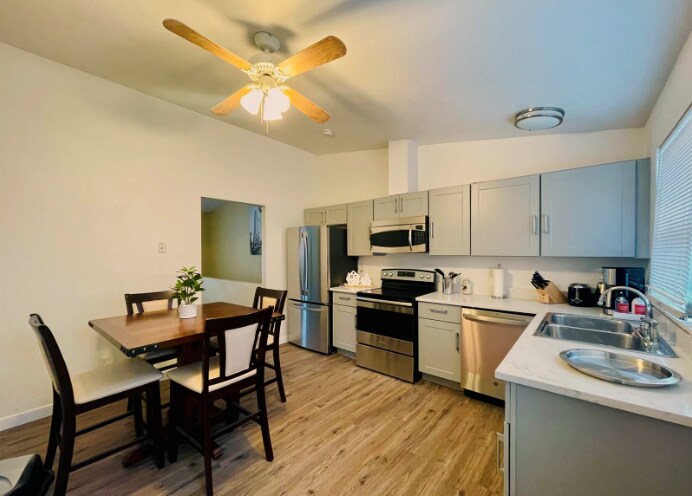 Building Photo - 1510 W Maple Ave