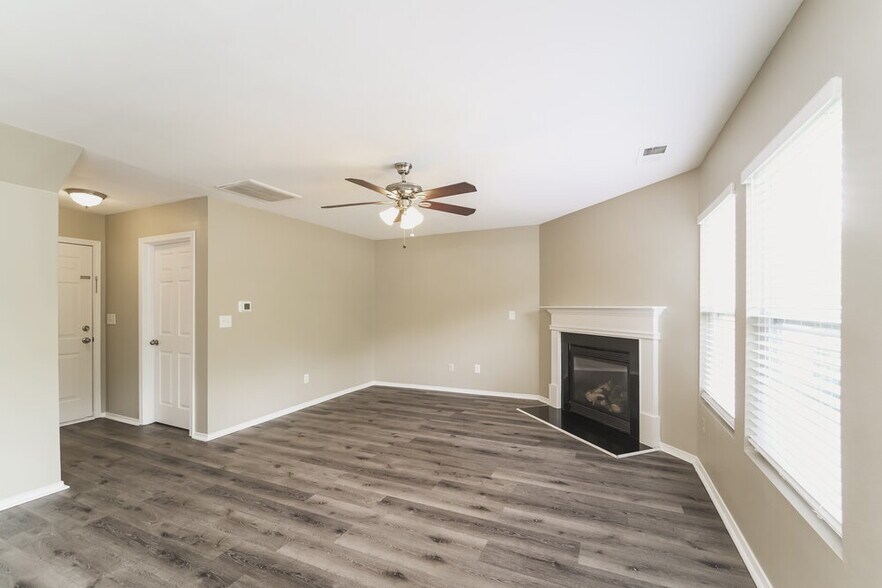 Building Photo - 3804 Larkhaven Village Dr