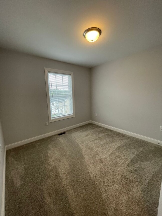 Building Photo - Townhome for rent in Cresent Ridge subdivision