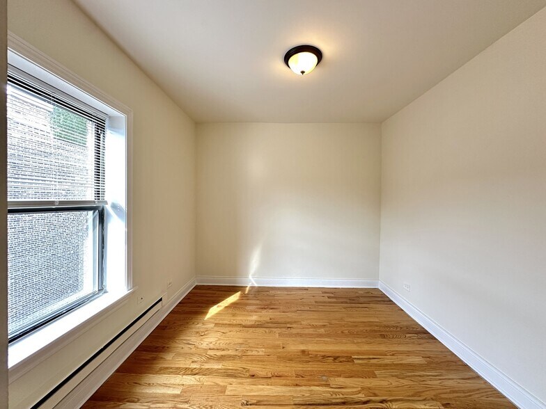 Building Photo - 742 W Cornelia Ave
