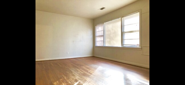 Building Photo - 3 Bed 1 Bath in East Point!!