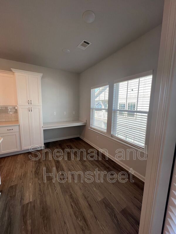 Building Photo - 2046 Lotus Dr