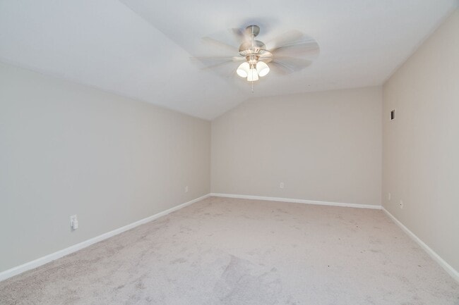 Building Photo - 3 Bedroom 2 Bath Townhouse With Garage