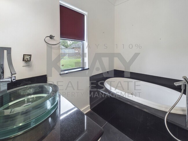 Building Photo - Three Bedroom Home in Sunset!