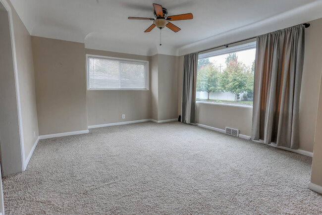 Dining area - 3919 Creston Ave