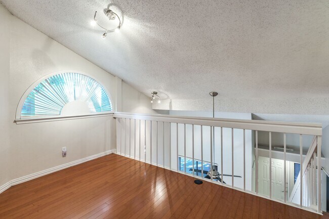 Building Photo - Charming 2 Bed, 2 Bath Condo in North Dall...