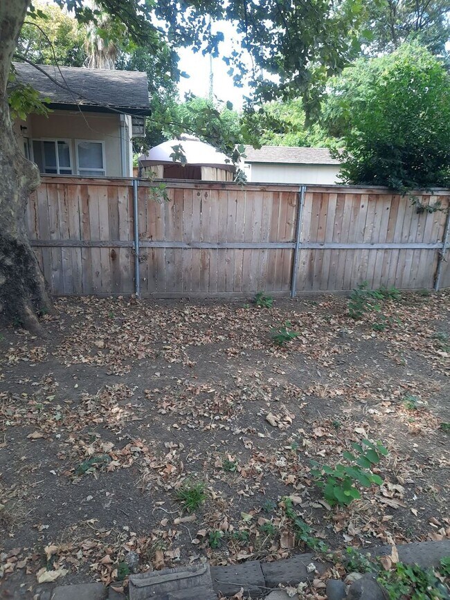 Building Photo - Live near Lower Park!