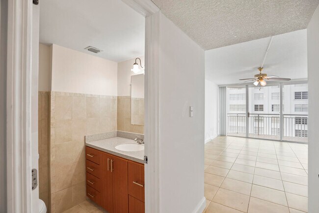 Building Photo - 18051 Biscayne Blvd