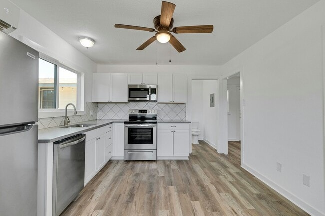 Building Photo - 124 E Castlebriar Dr