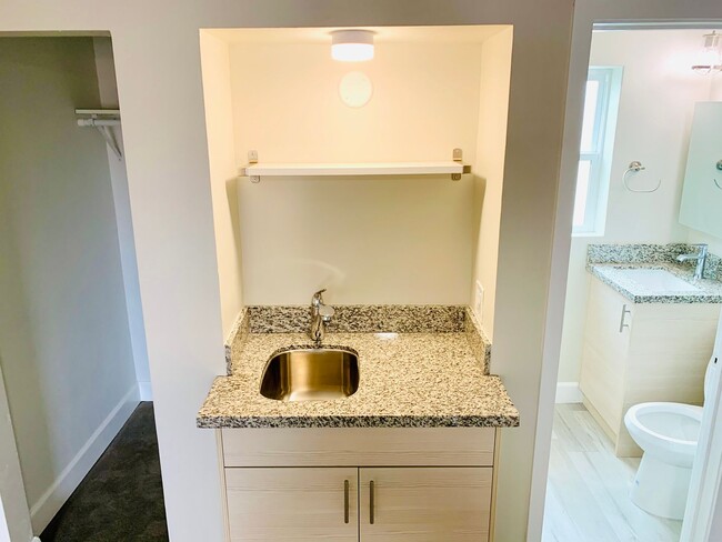 Building Photo - STUDIO APARTMENT AVAILABLE IN THE HEART OF...