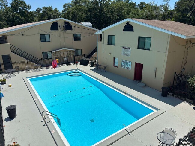 Building Photo - WALK TO CAMPUS 1/1 Condo w/ Stainless Steel Appliances, Walk In Closet, Comm Pool! $1095/month! A...