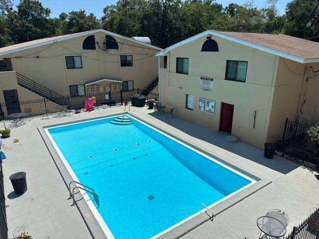 Building Photo - WALK TO CAMPUS 1/1 Condo w/ Stainless Steel Appliances, Walk In Closet, Comm Pool! $995/month! Av...