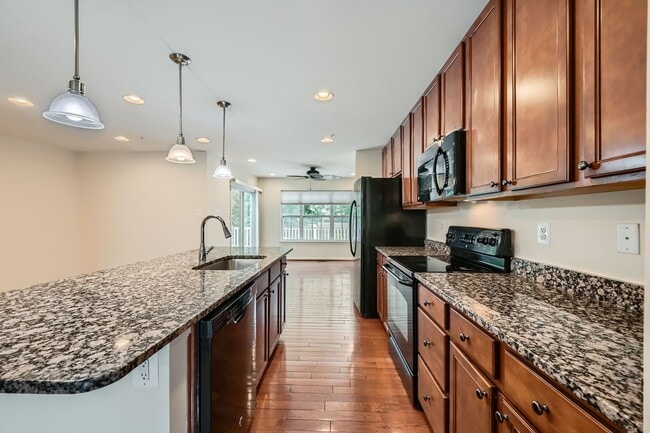 Building Photo - Spacious & Stylish 3BR/2.5BA TH in Frankli...