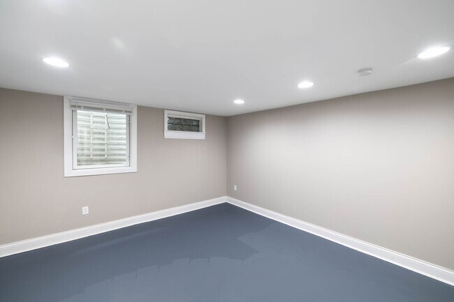 Building Photo - 3 Bed 2 Full Bath Available now at 52nd and Primrose!