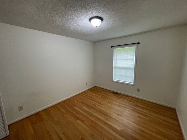 Building Photo - 3 bedroom 2 bath house available