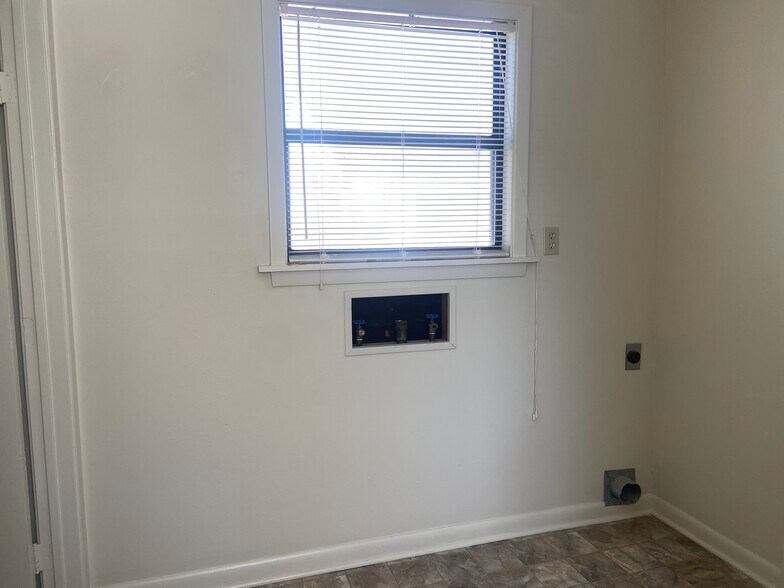 Building Photo - 147 E Elmwood St