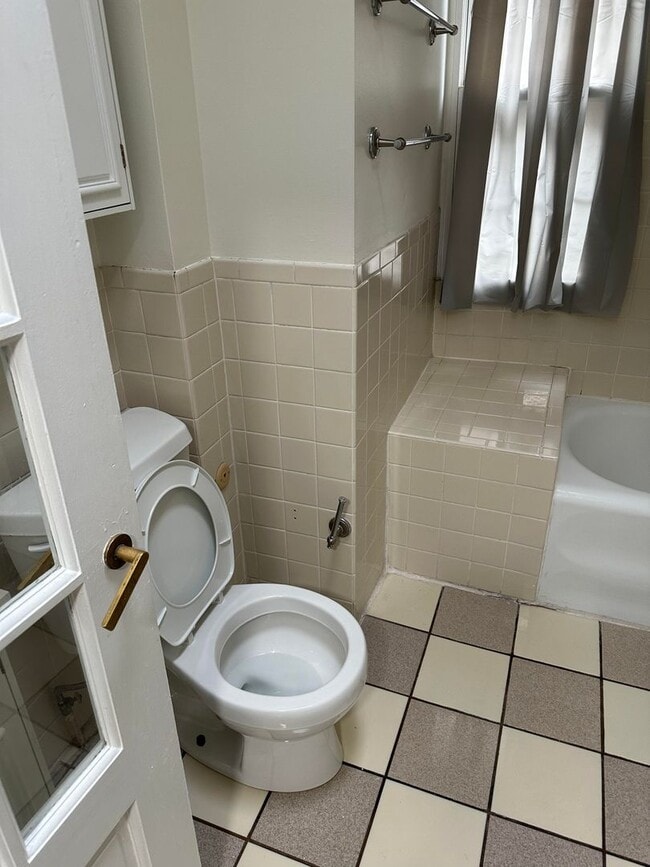 Building Photo - Large 3-bedroom house for rent in Wilmingt...