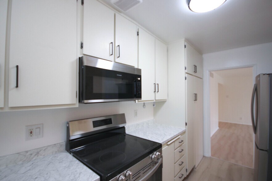 Building Photo - 1127 E Del Mar Blvd