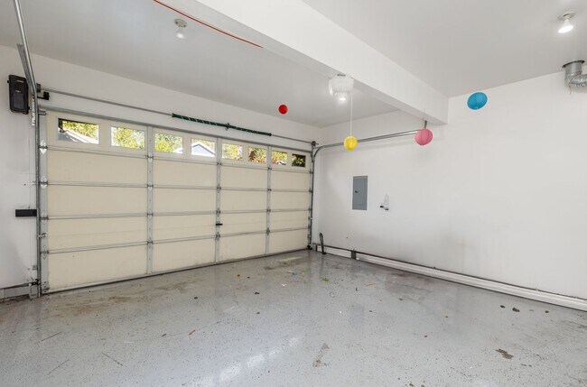 Building Photo - Stylishly updated 4 BedroHome in Park at C...