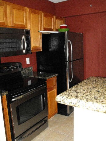 Building Photo - 3175 Summit Square Dr
