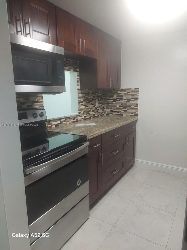 Building Photo - 14421 N Kendall Dr