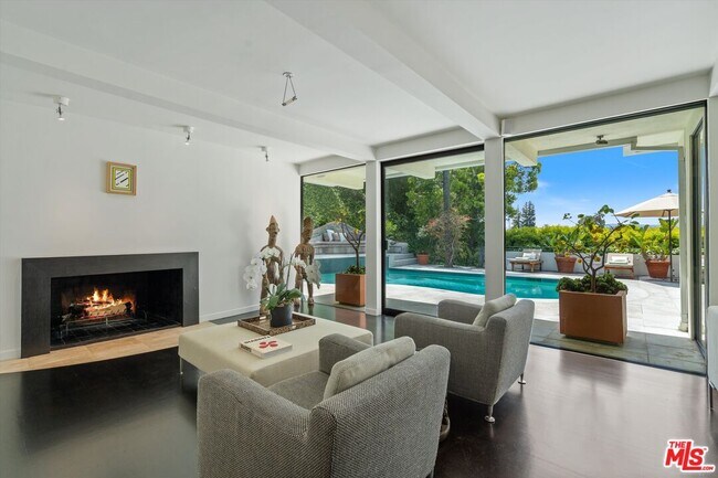 Building Photo - 2328 San Ysidro Dr