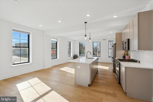 Building Photo - 2141 E Hagert St