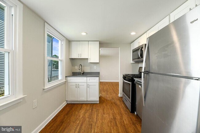 Building Photo - 240 Riverview Ave