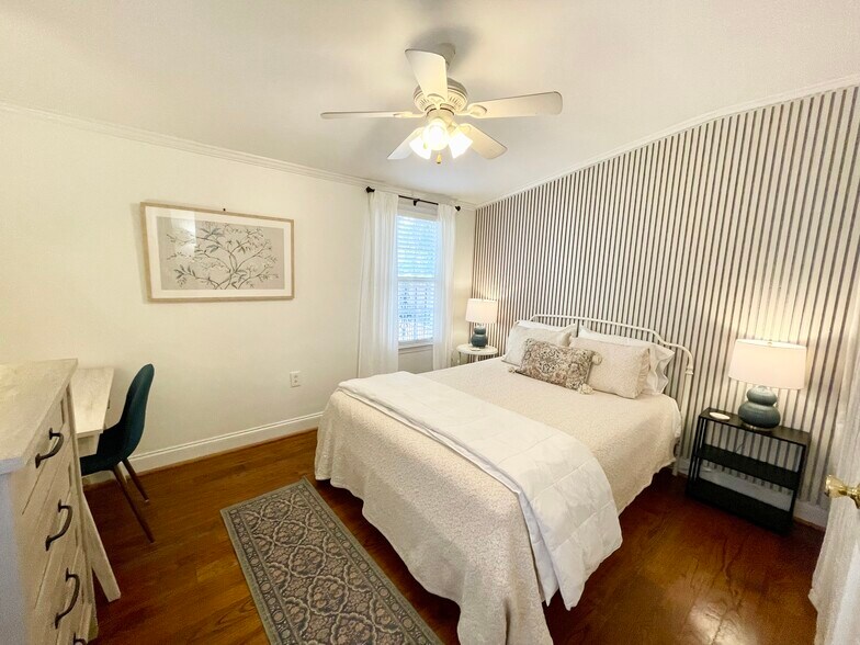 Bedroom #1, Queen Bed - 215 W Taylor St