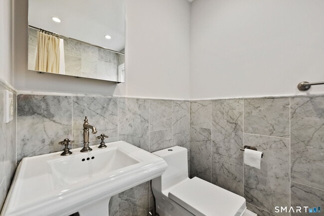 Building Photo - 5 River St