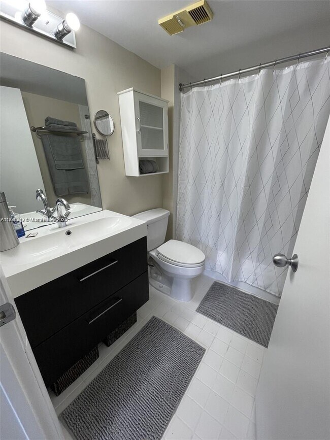 Building Photo - 540 Brickell Key Dr