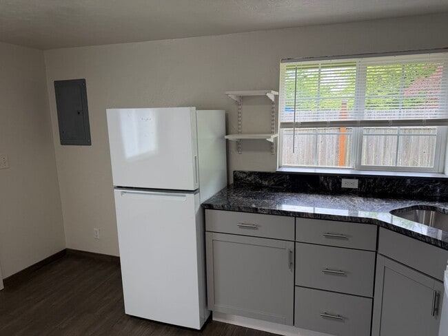 Building Photo - Updated 1 bedroom 1 bathroom ADU!