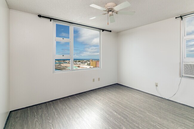 Building Photo - 215 N King St