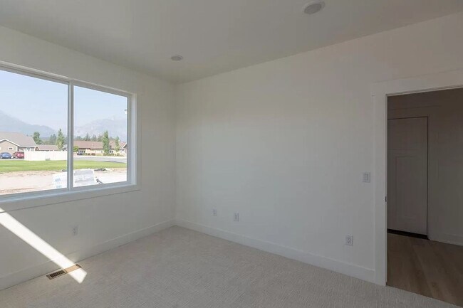 Building Photo - Luxury Townhome in Quiet Neighborhood