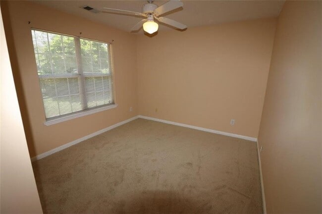 Building Photo - 160 Kent Dr