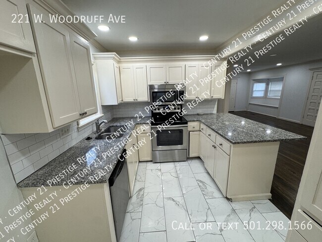Building Photo - 221 W Woodruff Ave