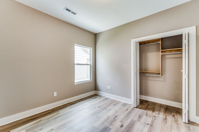 Building Photo - Skyway-Maxine Plan