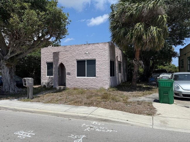 Building Photo - Great large House