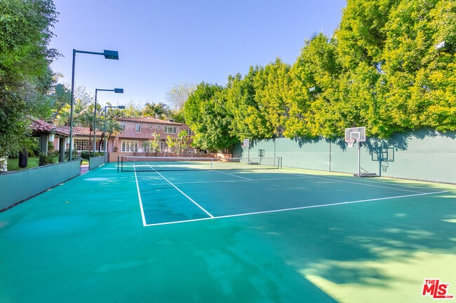 Building Photo - 806 N Alpine Dr