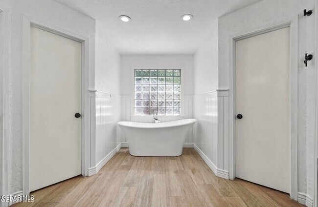 Building Photo - 5233 White Oak Dr