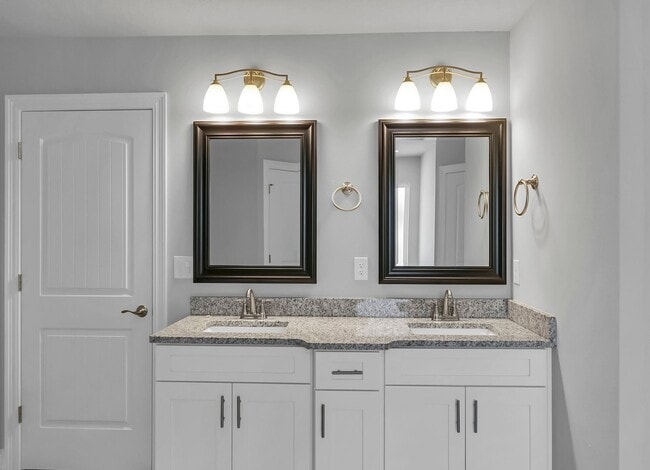 Building Photo - Stunning Rental in Navarre!