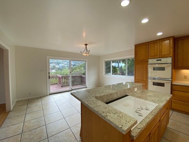 Building Photo - 845 Viewridge Dr