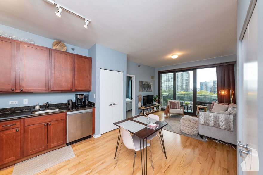 Building Photo - 1 E 8th St